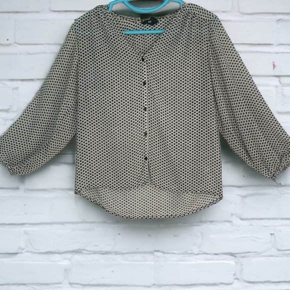 H&M Tops - H&M blouse size 2 black & white print V neck button down long sleeve w/ elastic